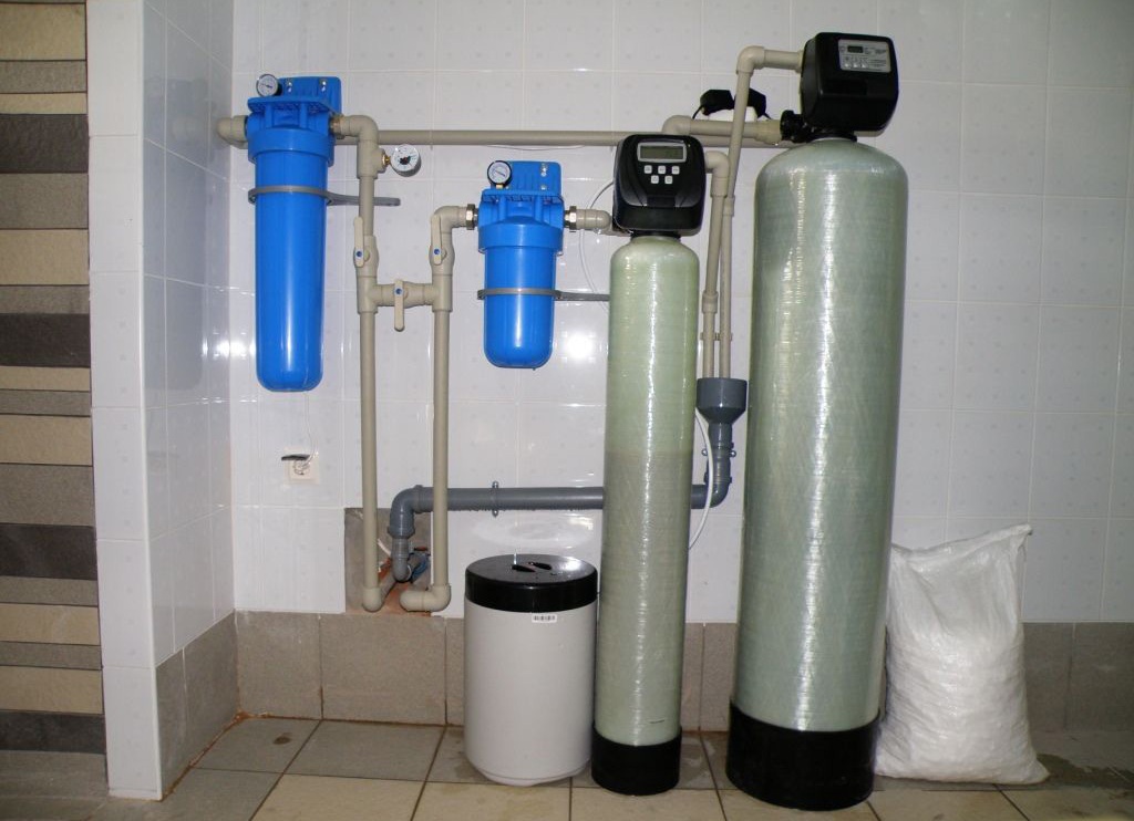 Установка умягчения воды из скважины в коттедже. Фильтры для умягчения жесткой воды